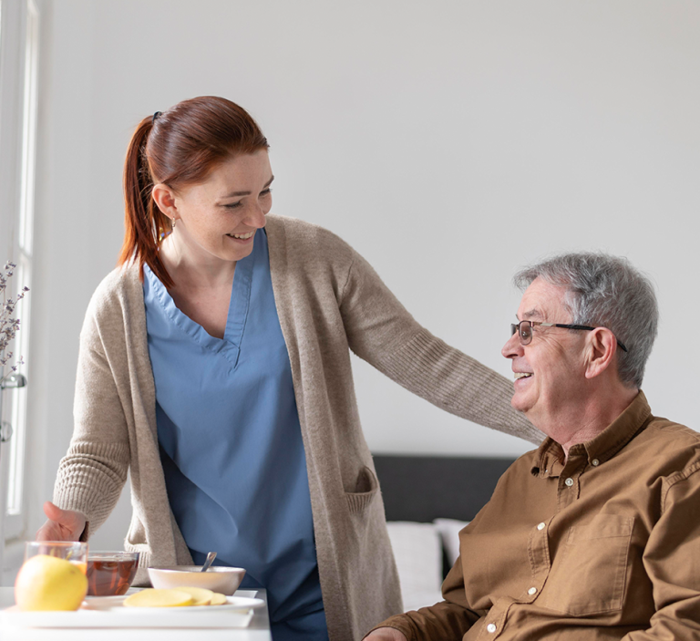 Formation aide-soignant(e) : initiale ou alternance, comment choisir le bon parcours ?